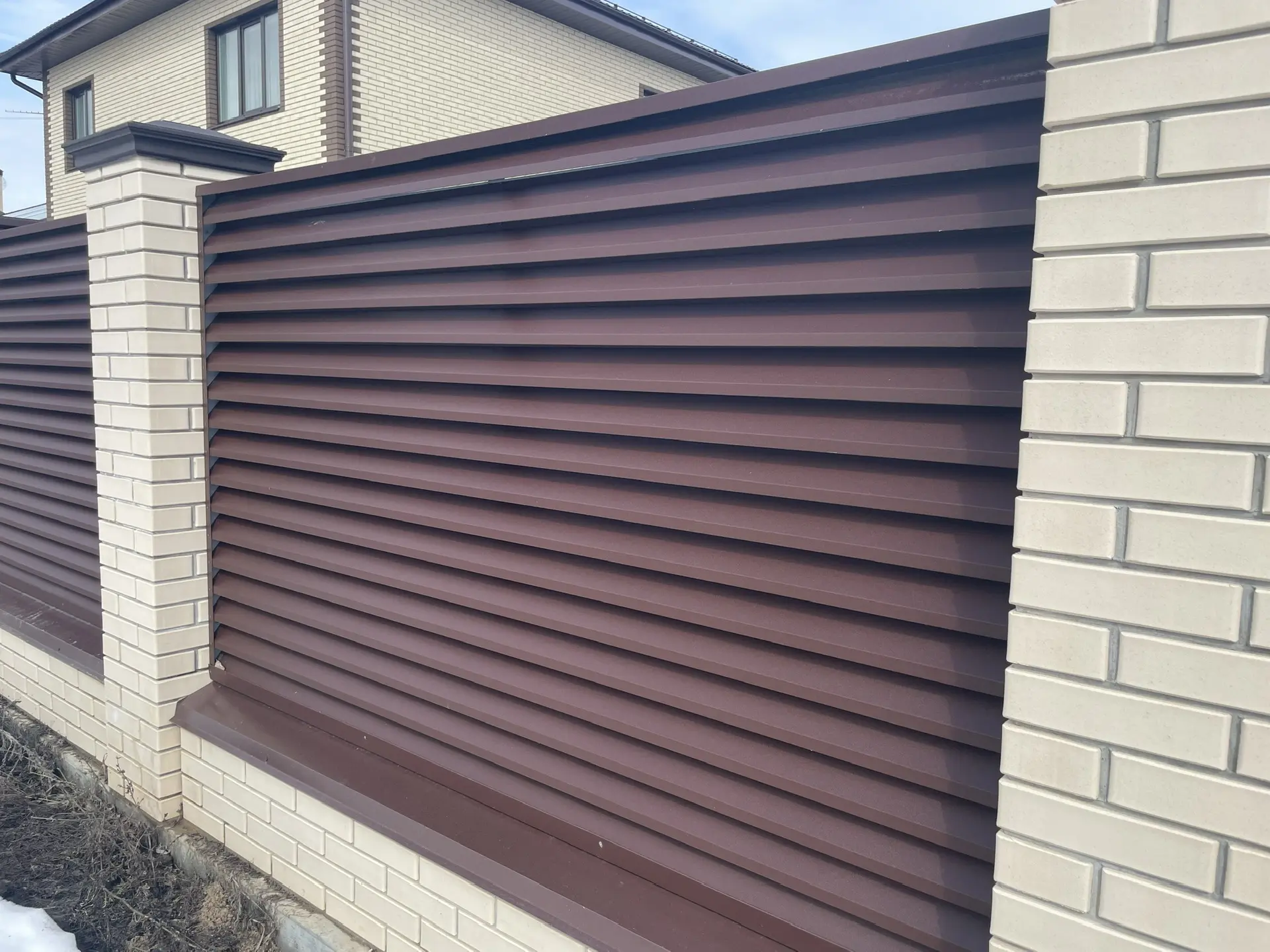 Забор-жалюзи установленный